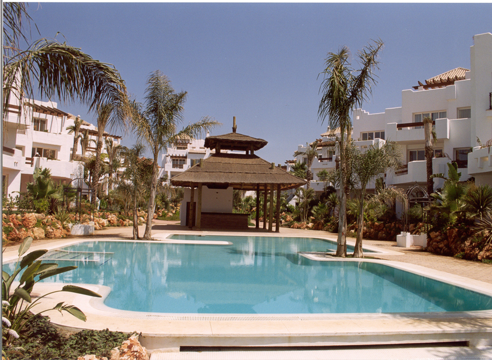 Vista general piscina urbanización Jardines de la Aldaba